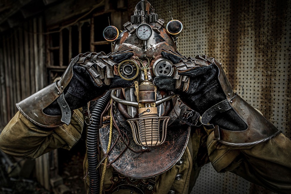 
				Alexander Schlesier als Steamborg im selbstgebauten Steampunk Anzug

			