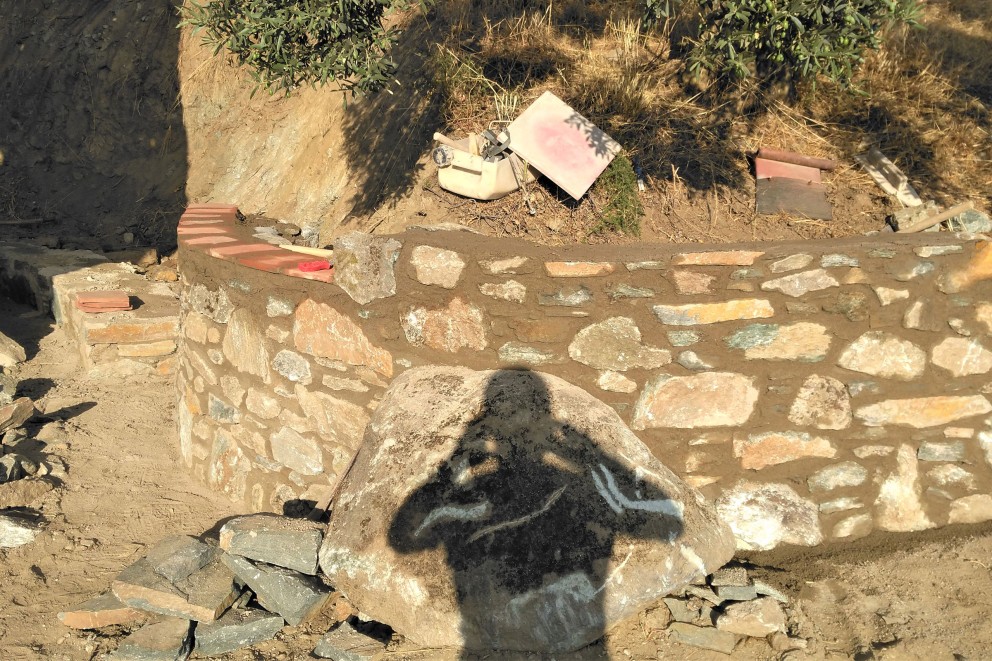 
			Schatten eines Mannes auf einer Steinmauer vom Amphitheater.

		