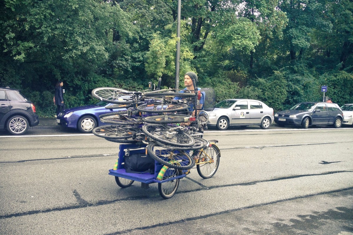 Der Radlretter Horand Thönges fährt mit vielen gebrauchten Rädern auf der Straße; 