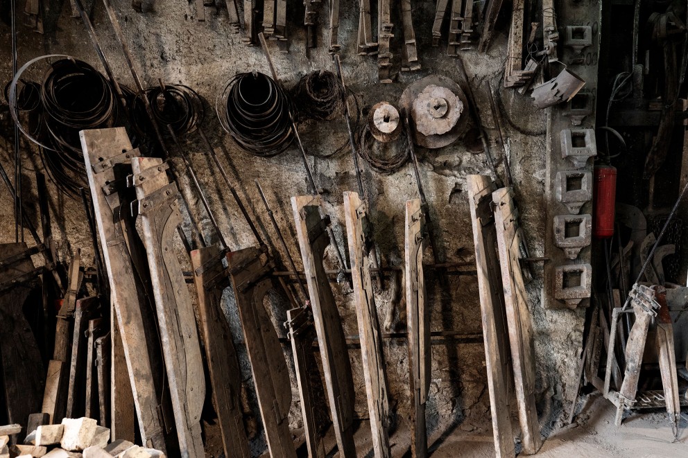 
			Schablonen und Werkzeuge, die seit Jahrhunderten von der Glockengießerei Marinelli verwendet werden, um Glocken zu fertigen

		