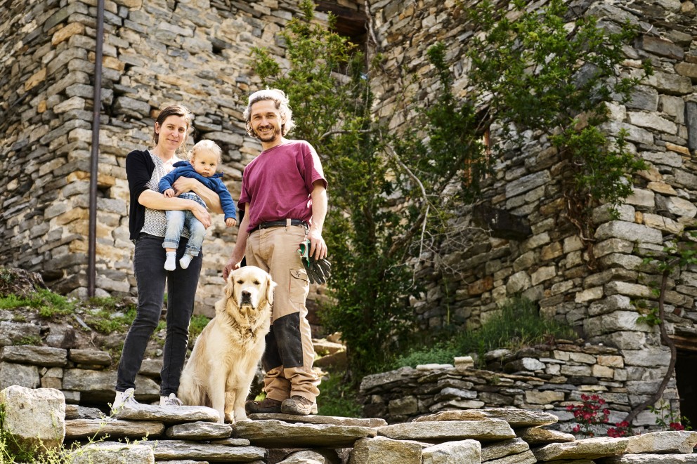 
			Eine Familie, ein Ziel: Maurizio Cesprini, seine Frau Paola, Sohn Emil mit Hund Otto. Paola unterstützt ihren Mann beim Wiederaufbau des norditalienischen Ortes Ghesio

		