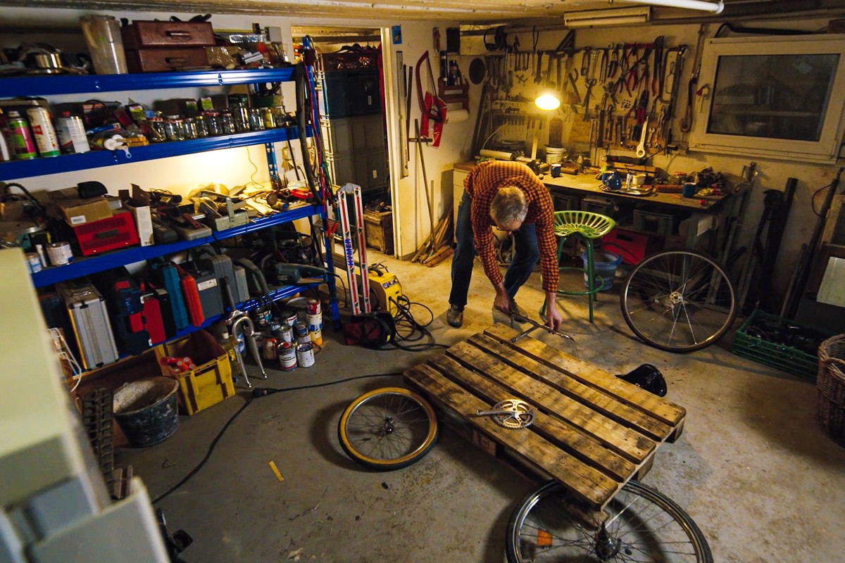 Bernhard Wiemer arbeitet in seiner Werkstatt an einem Paletten Fahrrad 