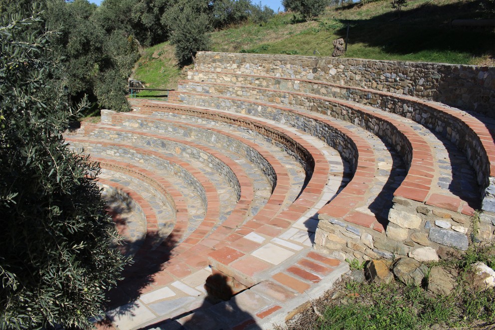 
			Seitenansicht des selbst gebauten Amphitheaters.

		