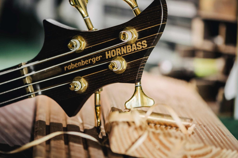 
				Die Kopfplatte von Mike Bolz’ selbst gebautem E Bass mit „Hornbass“ Logo.

			