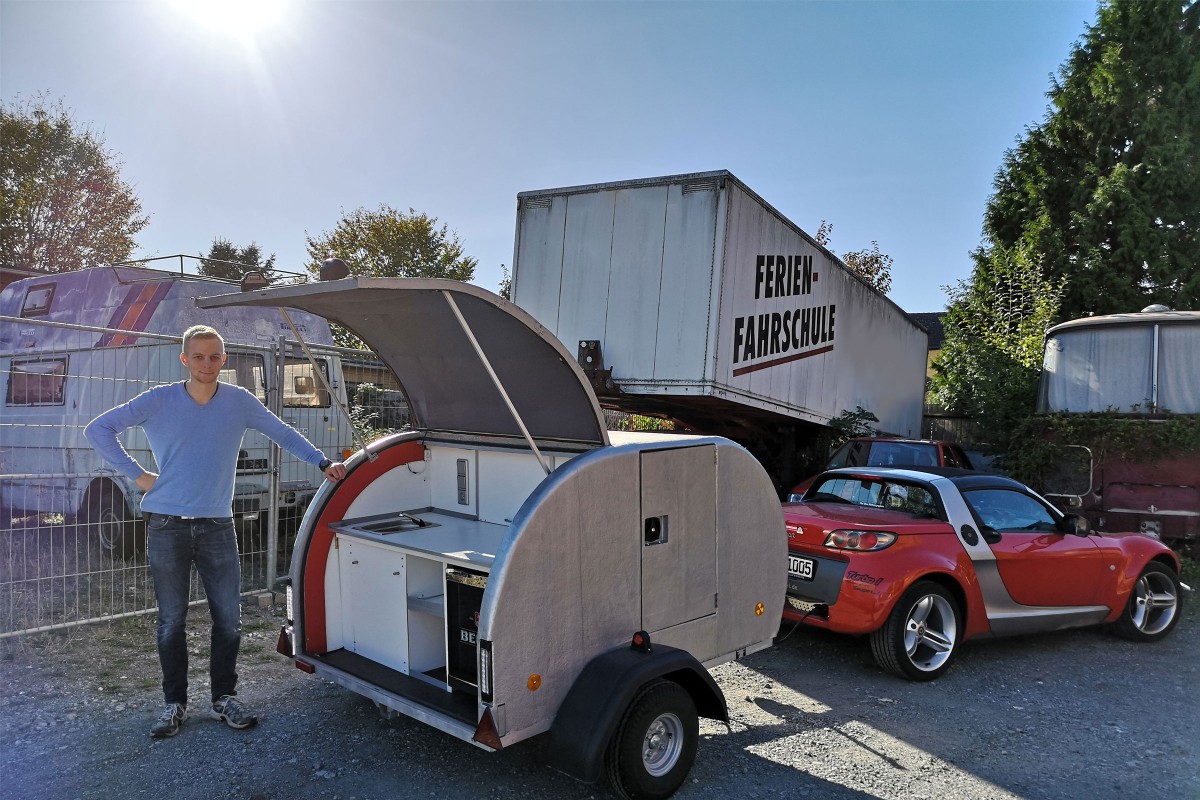 Der 23 jährige Ingenieur Tom Mergel hat sich einen eigenen Campinganhänger gebaut. 