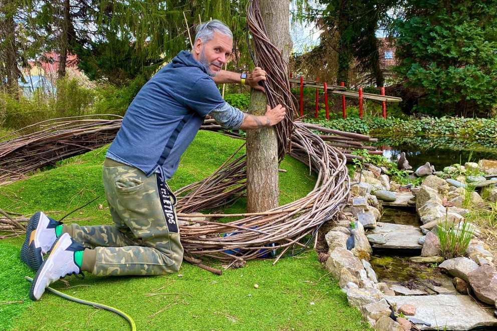 
			Der Macher Klaus Frank bei den Arbeiten in seinem Gartenparadies.

		