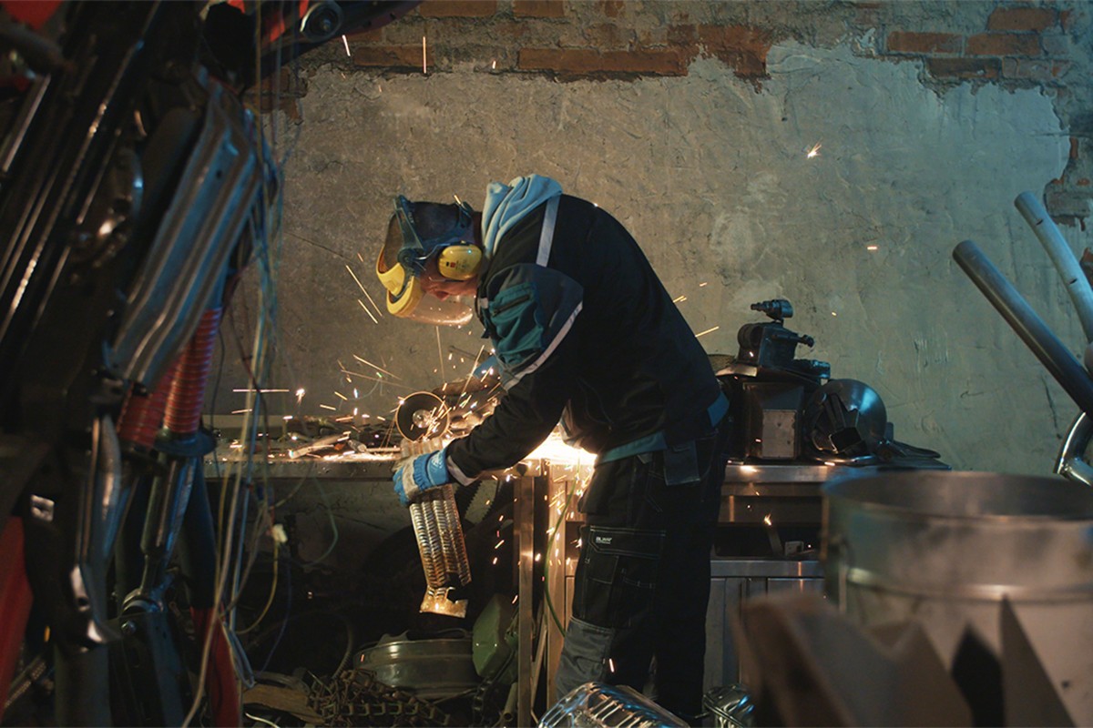 Sebastian Kucharski arbeitet in seiner Werkstatt an einem Roboter 