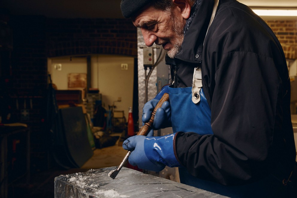 
			Mit einem Messer ritzt der Eisschnitzer Duncan Hamilton aus London die Konturen eines Tieres in einen Eisblock

		