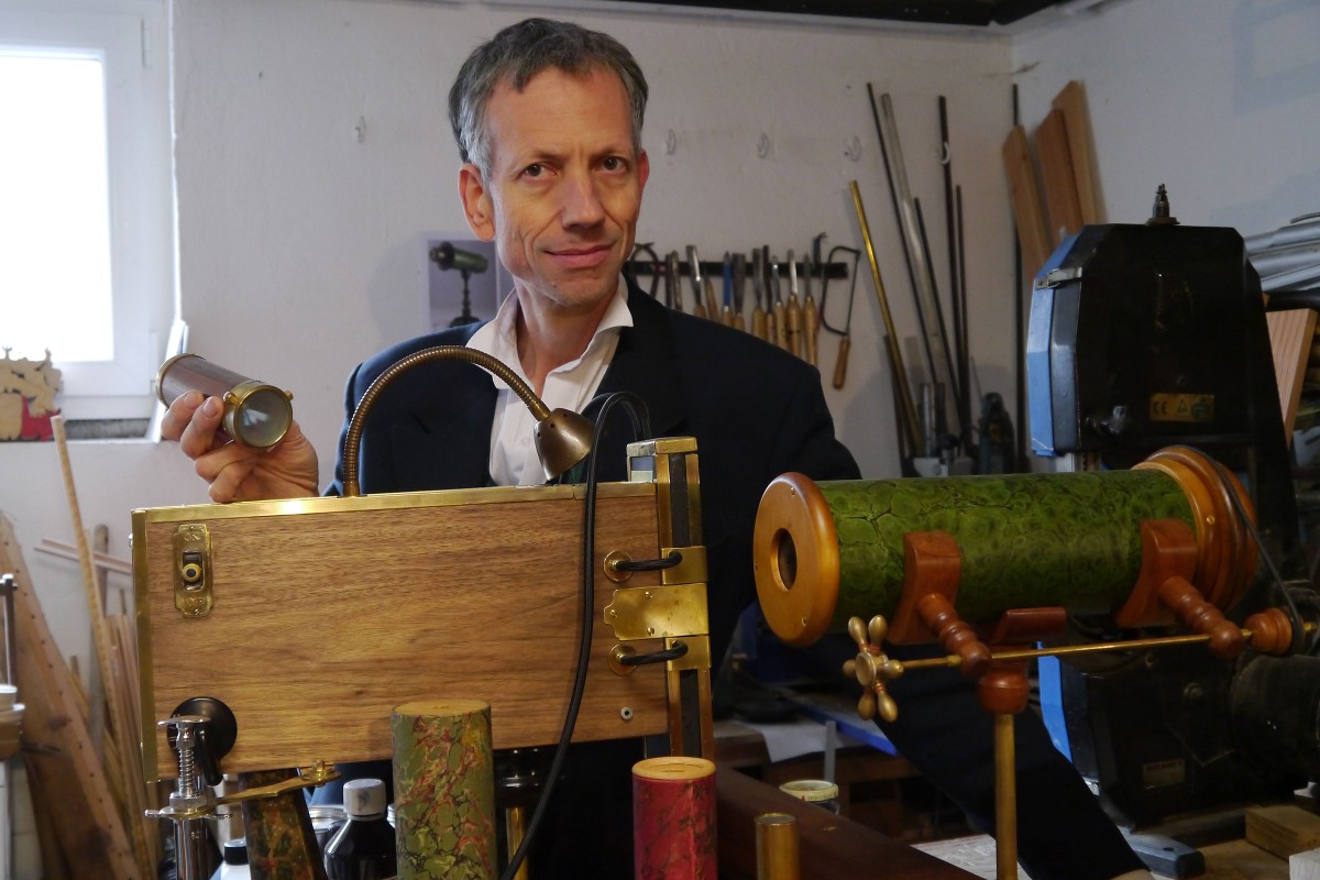 Der Künstler und Kaleidoskop Bauer Lothar Lempp aus Bad Mergentheim steht in seiner Werkstatt mit seinen selbstgebauten Kaleidoskopen 