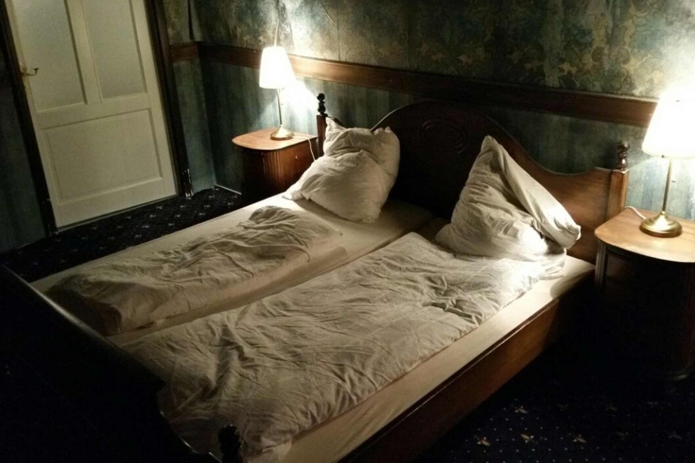
			Das Schlafzimmer des "Grand Hotel Morton". Selbstgebaut von der Boo Crew aus Hamburg.

		