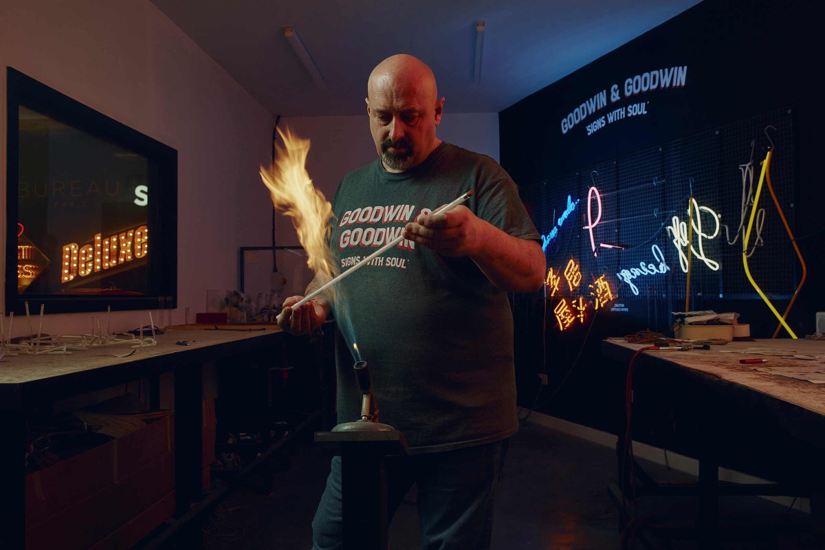 Feuer frei: Der Engländer Paul Charlton bringt über der Flamme des Gasbrenners das Glasrohr zum Schmelzen, damit es dehnbar wird. In seiner Londoner Werkstatt stellt er aus Leuchtröhren komplexe Neon Glaskunstwerke her. 