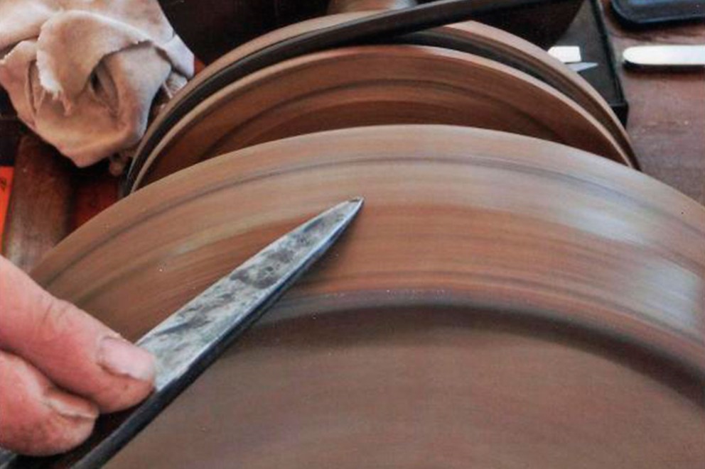 
			Aus stumpf wird scharf: Scherenschleifer Klaus aus Bayern schärft Schneidewerkzeuge wie Messer oder Scheren mithilfe seines selbst gebauten Schleiferkarrens

		