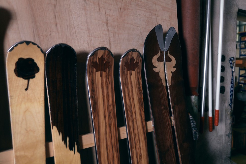 
			Verschiedene Paar Ski mit unterschiedlichen Holzintarsien.

		