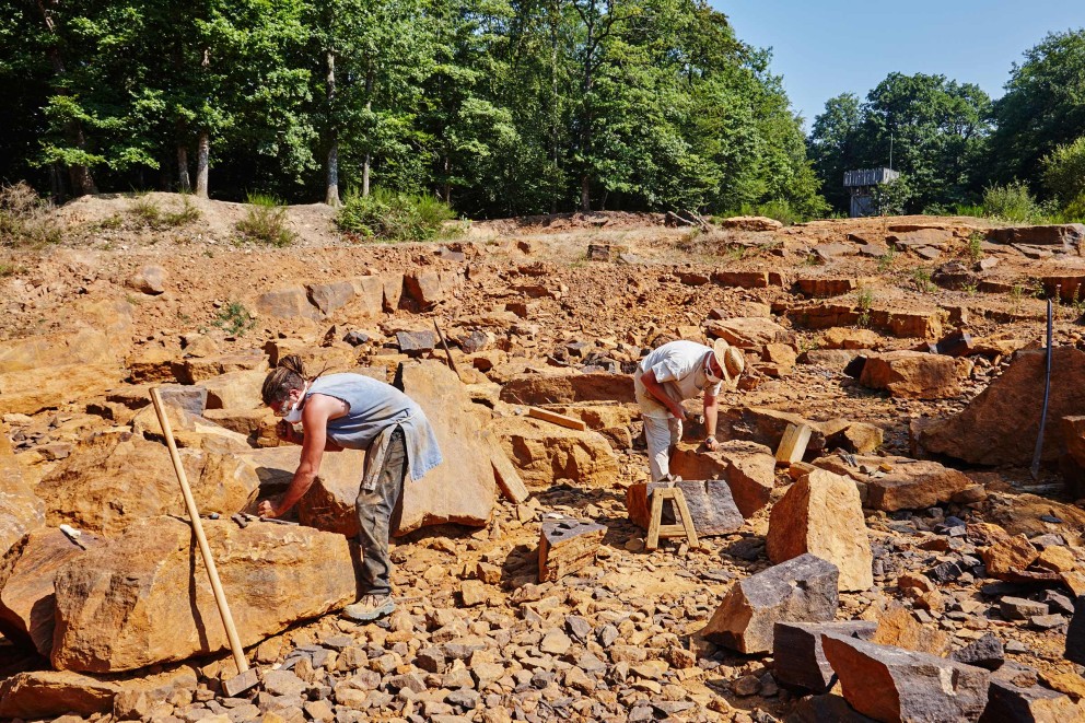 
			Die Handwerker von Guédelon arbeiten im alten Steinbruch nur mit Werkzeugen, die es auch schon im 13. Jahrhundert gab.

		