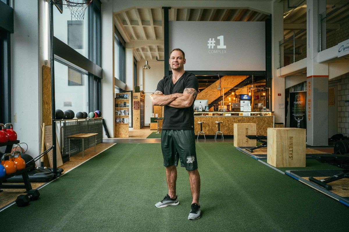 Joel Fröhlicher aus Biel in der Schweiz steht in seinem selbst gebauten Athletic Performance Center. 