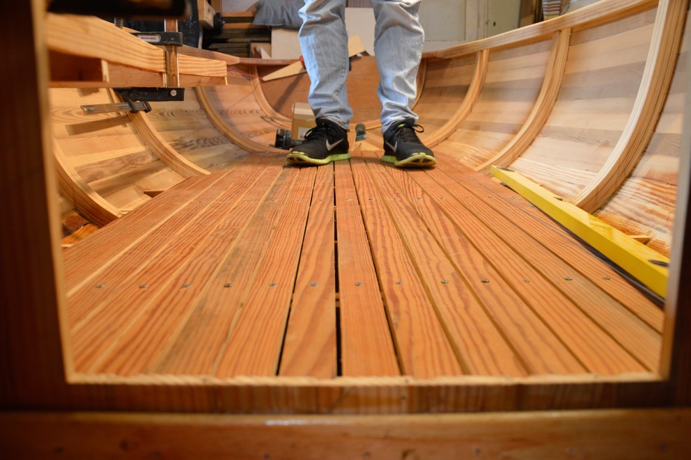 
			Tristan Konrad, Master Student der Architektur, baute sein Boot aus gebrauchten Vertäfelungsbrettern

		