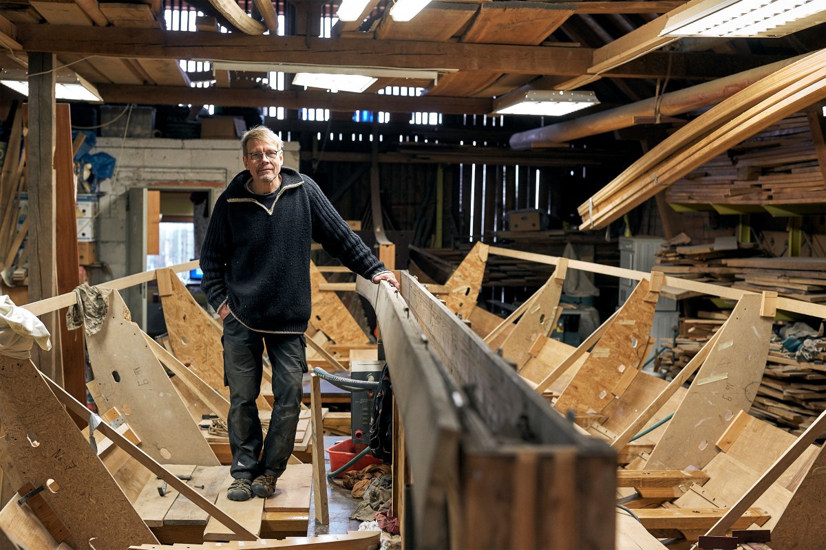 Stefan Sondermann baut in einer Scheune im Ortskern von Teisendorf im Berchtesgadener Land ein 19 Meter langes Wikingerschiff 