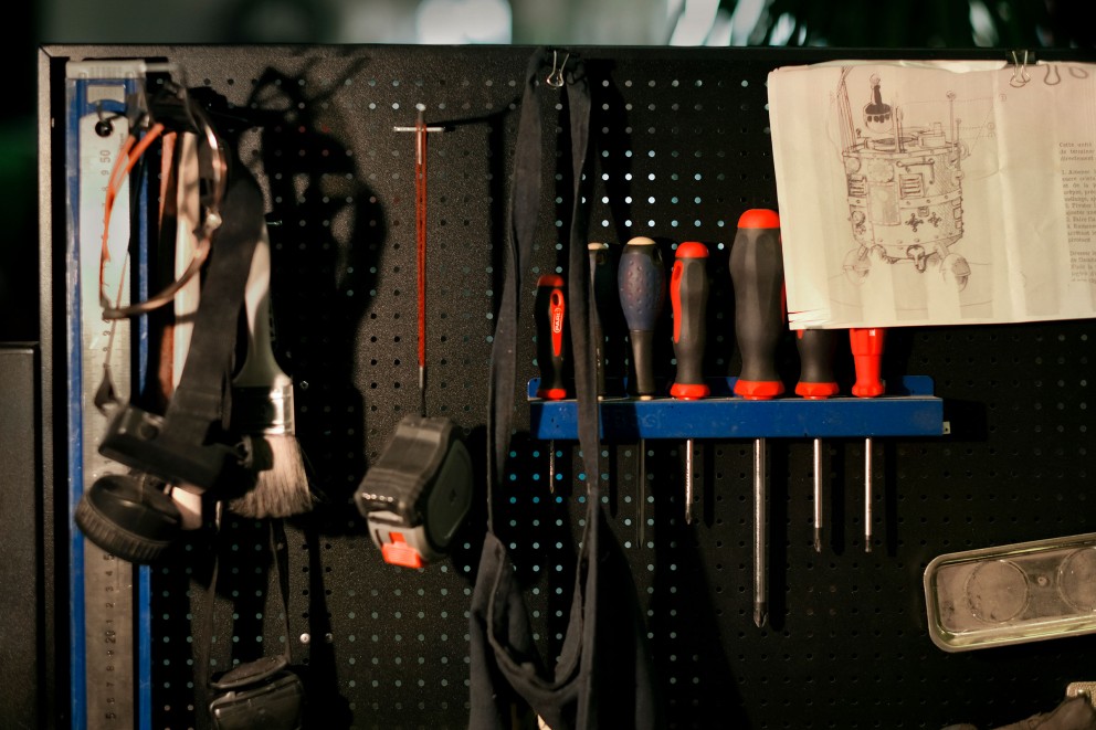 
			Links die Werkzeuge, rechts die Inspirationsvorlage. An Georges Ayusawas Werkzeugwand, die sich in einer Werkstatt in der schweizerischen Stadt Neuchâtel befindet, gibt es beides zugleich.

		