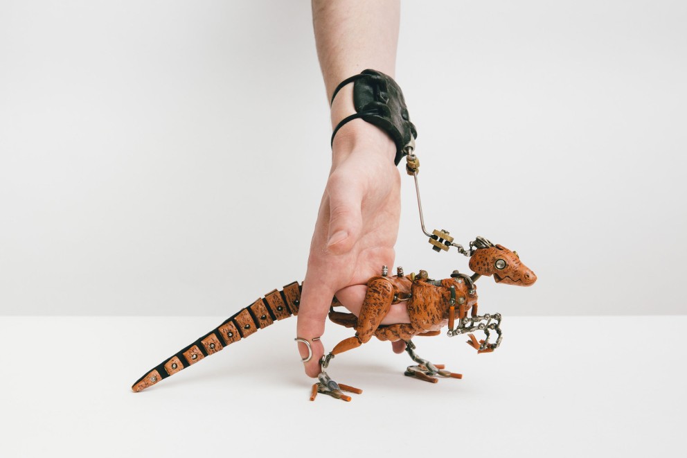 
			Der Puppenbauer Barnaby Dixon achtet bei seinen Puppen, darunter auch sein Dinosaurier, vor allem auf die Beweglichkeit

		