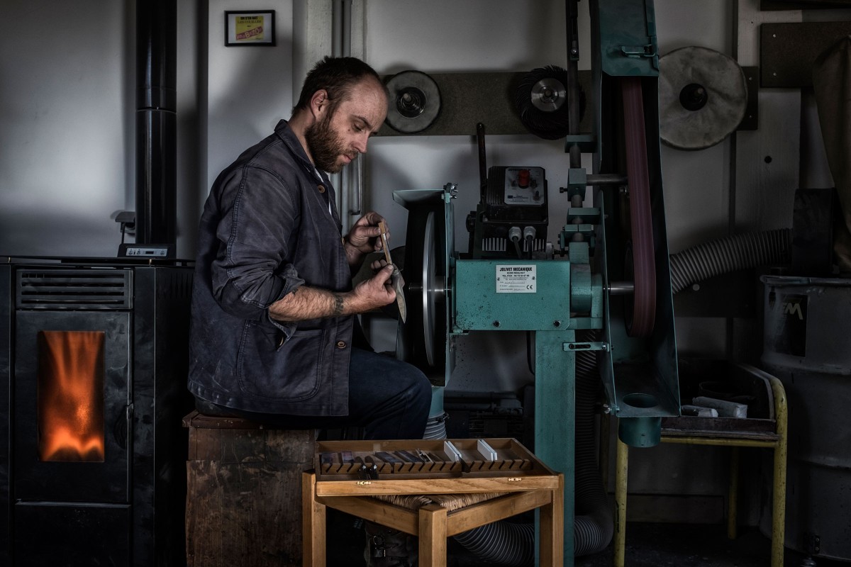 Mann in seinem Element: Messermacher Roland Lannier in seiner Werkstatt an der Schleifmaschine. 