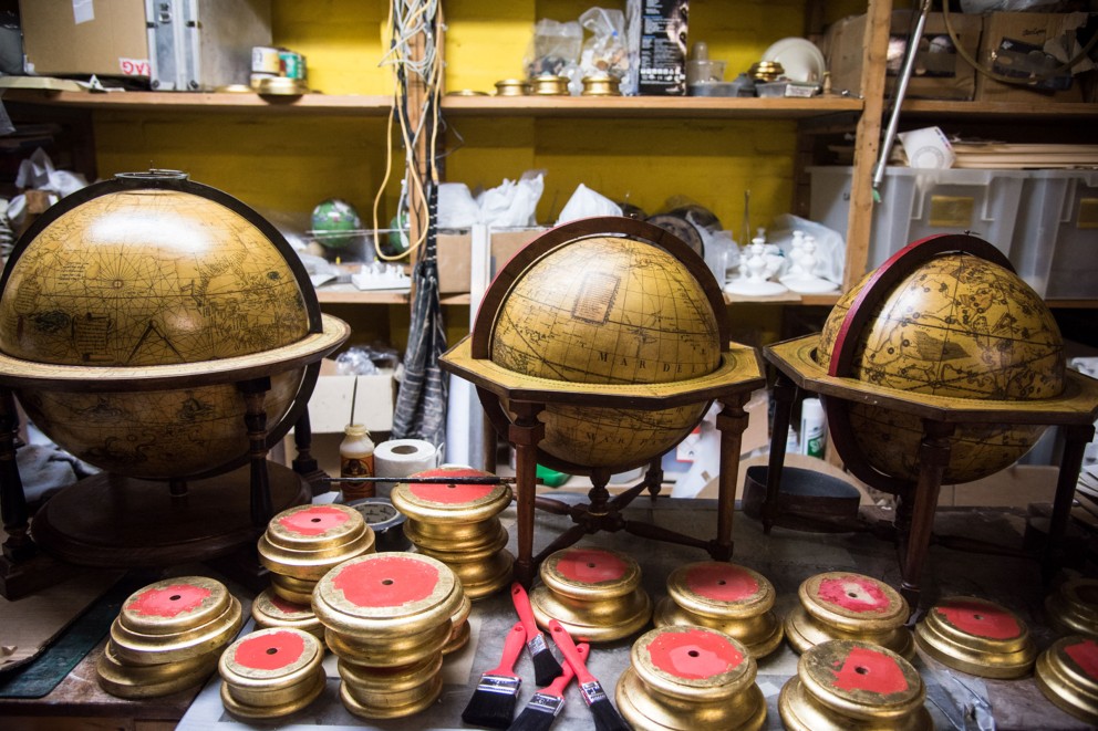 
			Die Säulen der Welt: Die Coronelli Globen, die in der Manufaktur „Greaves & Thomas“ auf der Isle of Wight entstehen, werden in ein Gestell gesetzt, das auf Holzsockel geschraubt wird

		