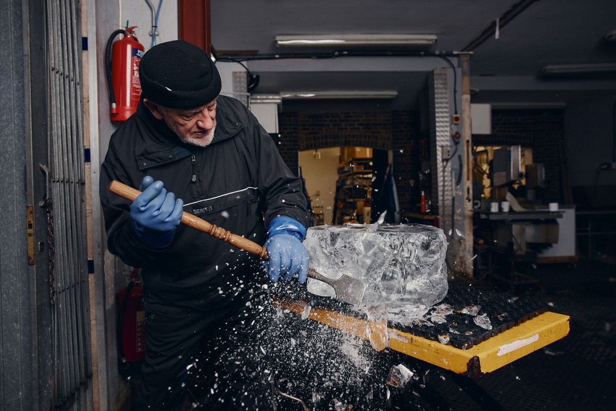 Der britische Eisschnitzer Duncan Hamilton bearbeitet einen Eisblock mit einem Meißel in seiner Werkstatt im Südwesten von London 