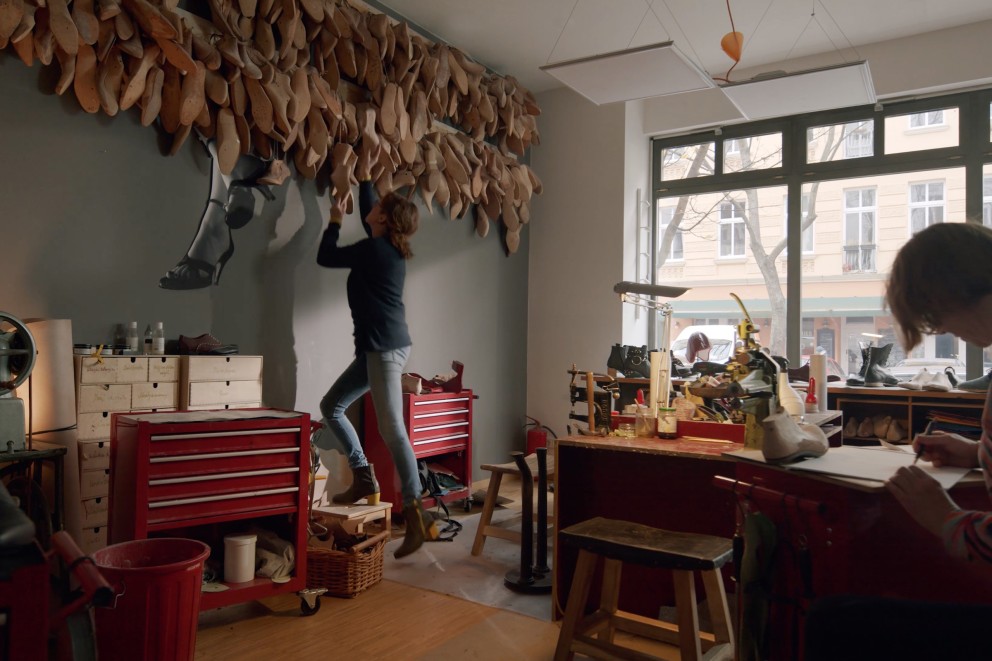 
			In der Werkstatt in Berlin hängen dutzende Leisten für Schuhe

		