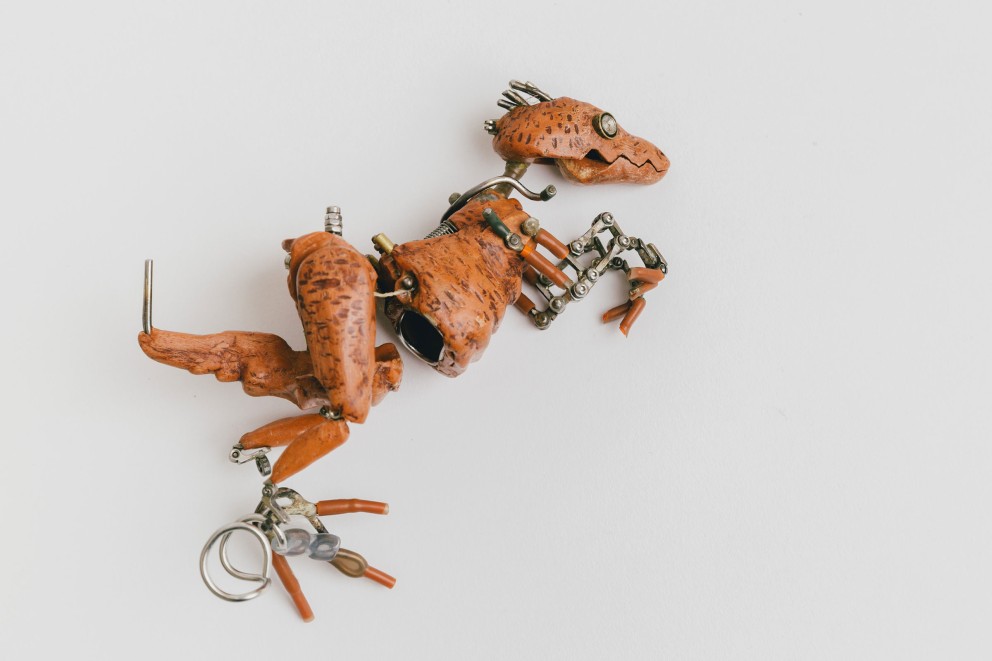 
			Barnaby Dixon erstellt seine Puppen – wie den Dinosaurier – aus Hunderten Einzelteilen in vielen Stunden Arbeit

		