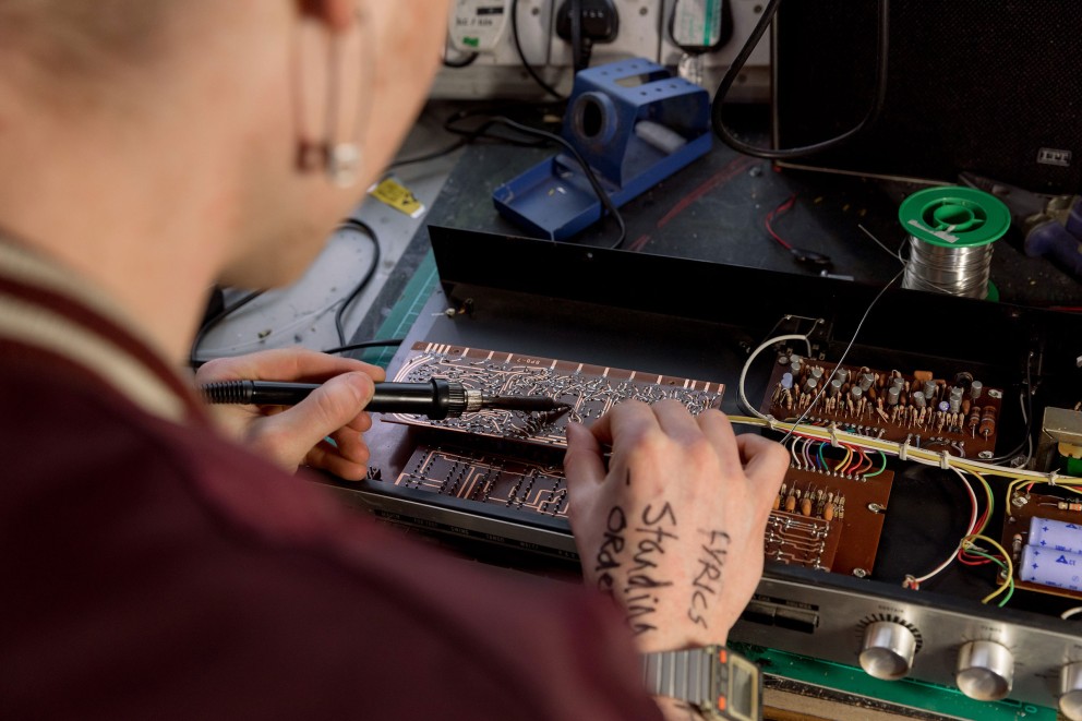 
			Der britische Musiker und Erfinder Sam Battle baut Neues aus Elektroschrott: Er schlachtet zum Beispiel alte Konsolen aus, lötet sie neu und baut sie zu etwas Neuem zusammen

		