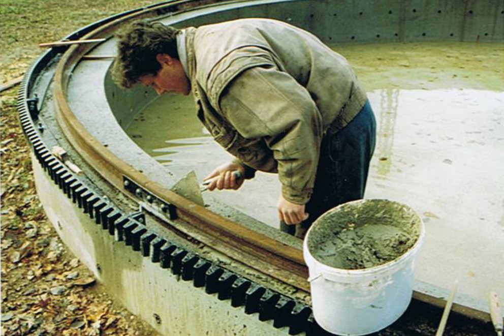 
			2004: Martin steht im Fundament der Paltrockmühle. Mit Zement verspachtelt er die letzten Lücken der Schienen.

		