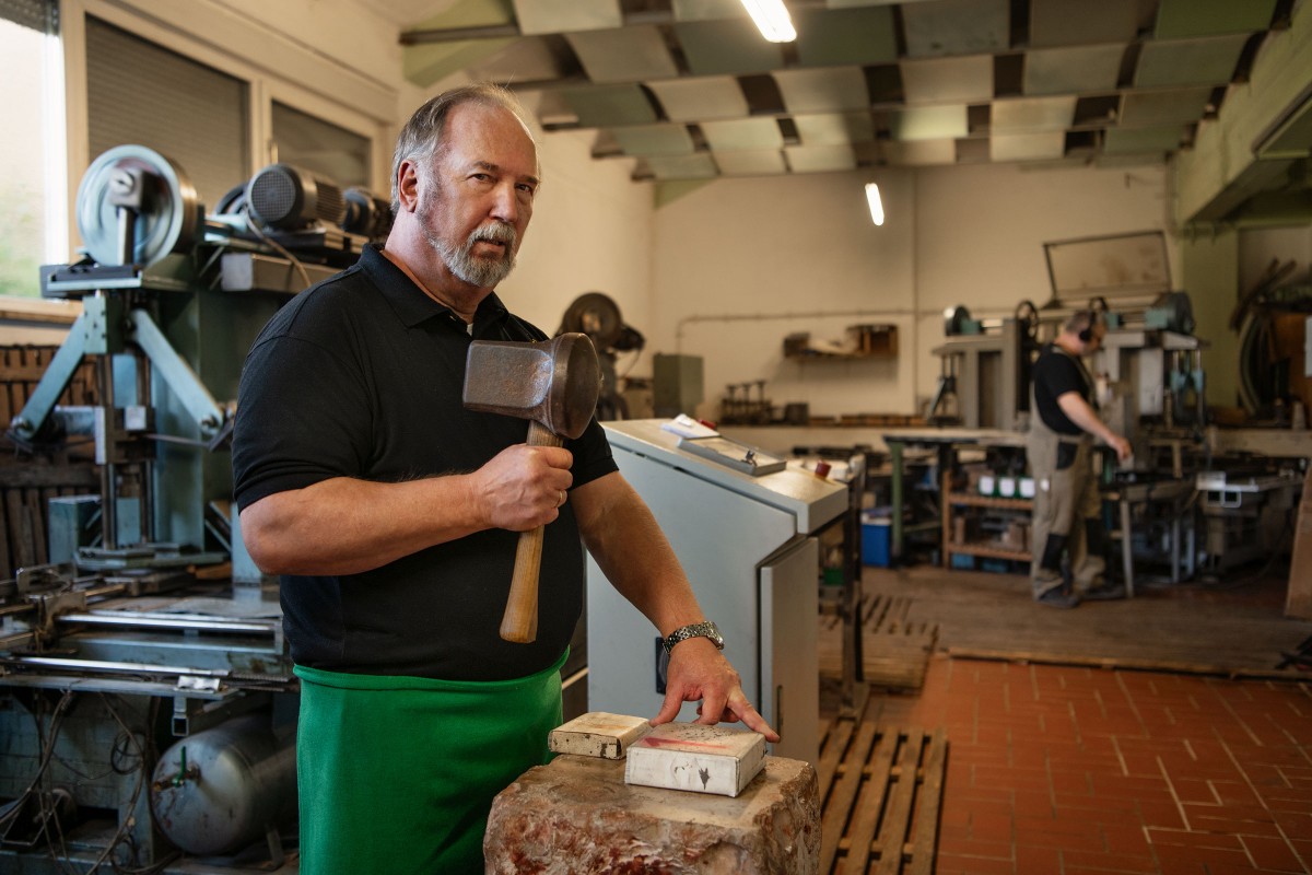 Der Hammer ist Dieter Drotleffs Werkzeug. Mit ihm schlägt er das Gold in hauchdünne Blättchen – seit 50 Jahren schon. 