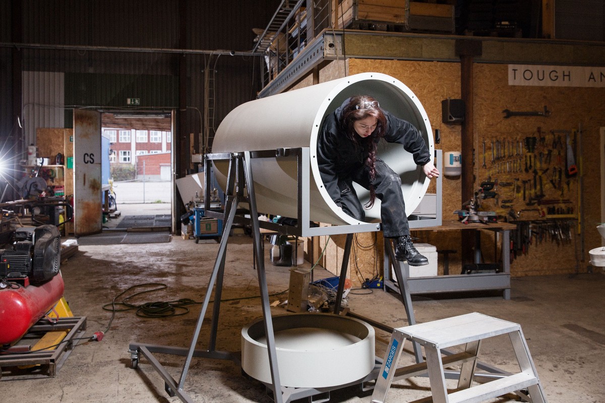 Heimwerkerin Bianca Turneanu klettert in der Werkstatt der Suborbitals aus der Metallhülle einer Rakete 