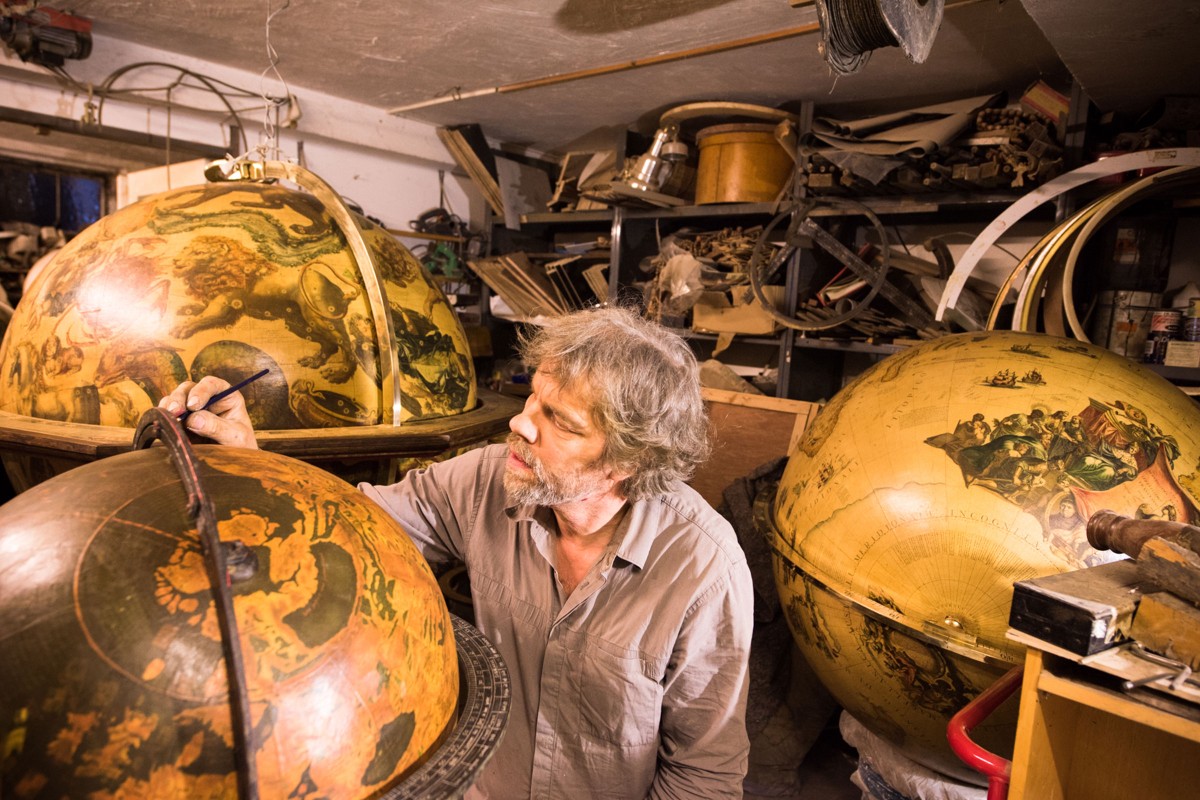 James Bissell Thomas, Globusbauer, betrachtet in seiner Manufaktur „Greaves & Thomas“ auf der Isle of Wight einen Globus 