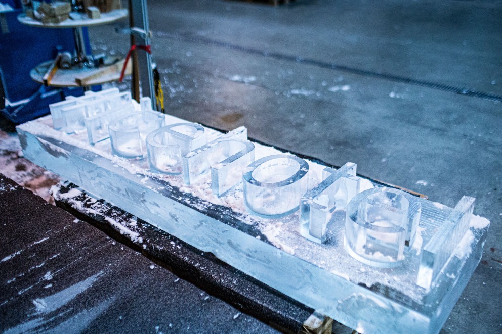 
			Das Schild des „Ice Hotel“ ist kunstvoll aus einem Eisblock gefräst.

		