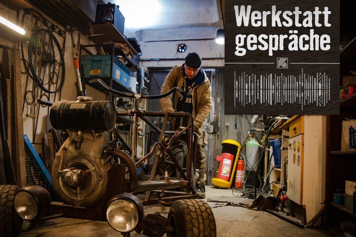 Sebastian Beutler baut ein pedalbetriebenes Fahrzeug in seiner Werkstatt; 
