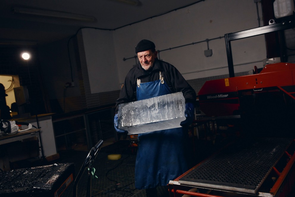
			Eisschnitzer Duncan Hamilton und ein 15 Kilo Eisblock. Sein Handwerk hat er sich selbst beigebracht und fertigt in seiner Werkstatt im Südwesten Londons Eisskulpturen an

		