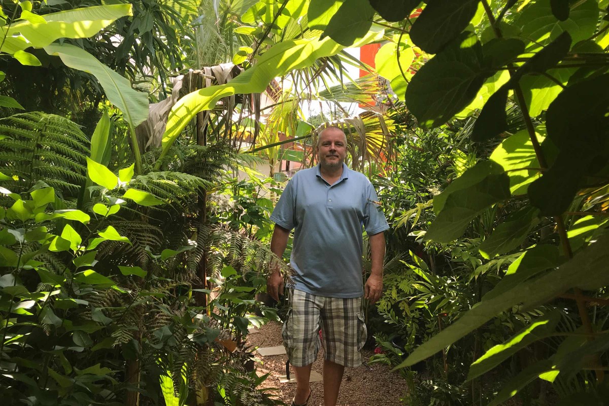 Alexander Wagner im selbst angelegten Dschungel in seinem Garten. 