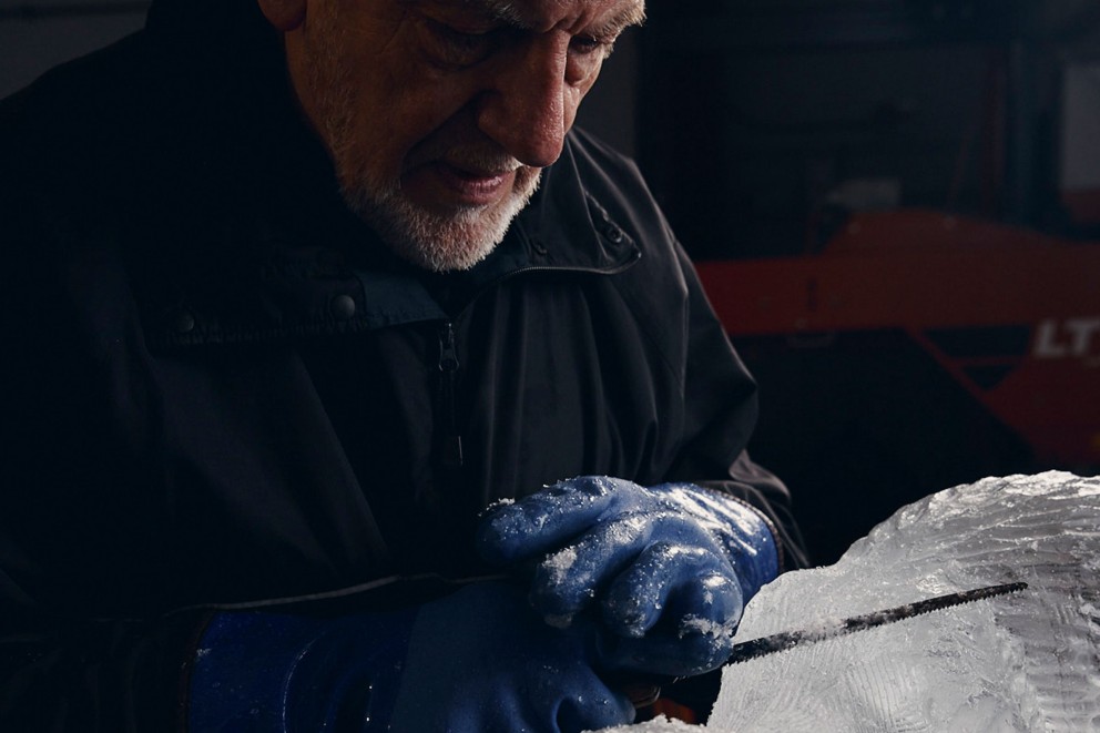 
			Der britische Eisschnitzer Duncan Hamilton in seinem Element: arbeiten mit Eis

		