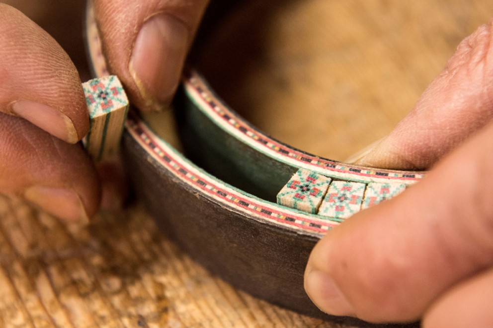
				Filigrane Handarbeit: Selbst die Intarsien fürs Schallloch fertigt José Rodríguez selbst – aus gefärbten Holzbalken

			