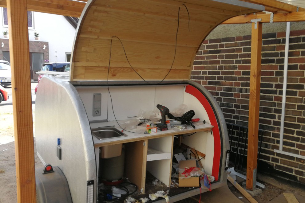 
			Perfekt ausgerüstet: Tom Mergel hat in seinen Campingwagen ein Küche mit Kühlschrank und Spüle eingebaut.

		