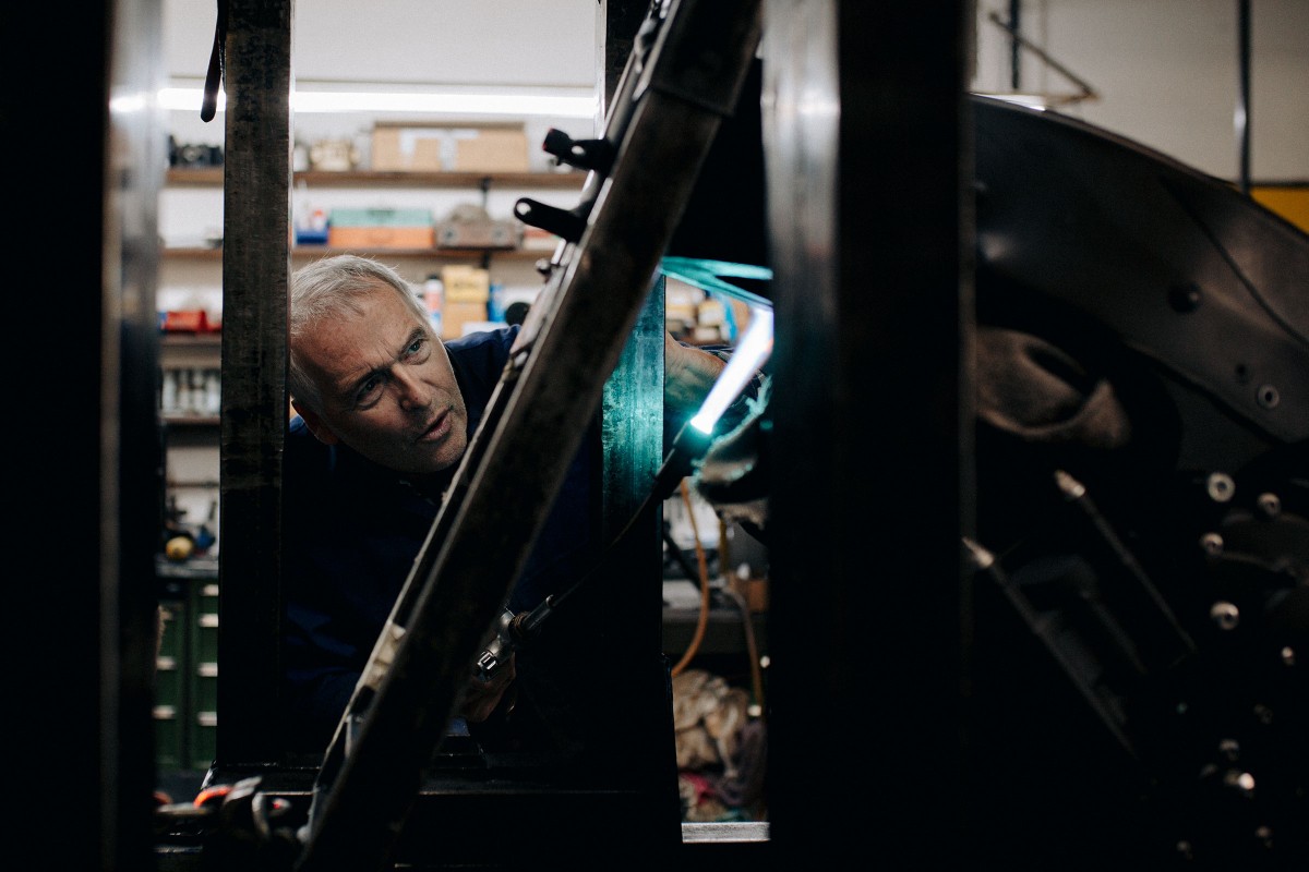Harald Geiling erhitzt den Rahmen eines Motorrads, um ihn wieder zurechtzubiegen. Außer seiner Werkstatt kann das in Deutschland nur eine andere. 