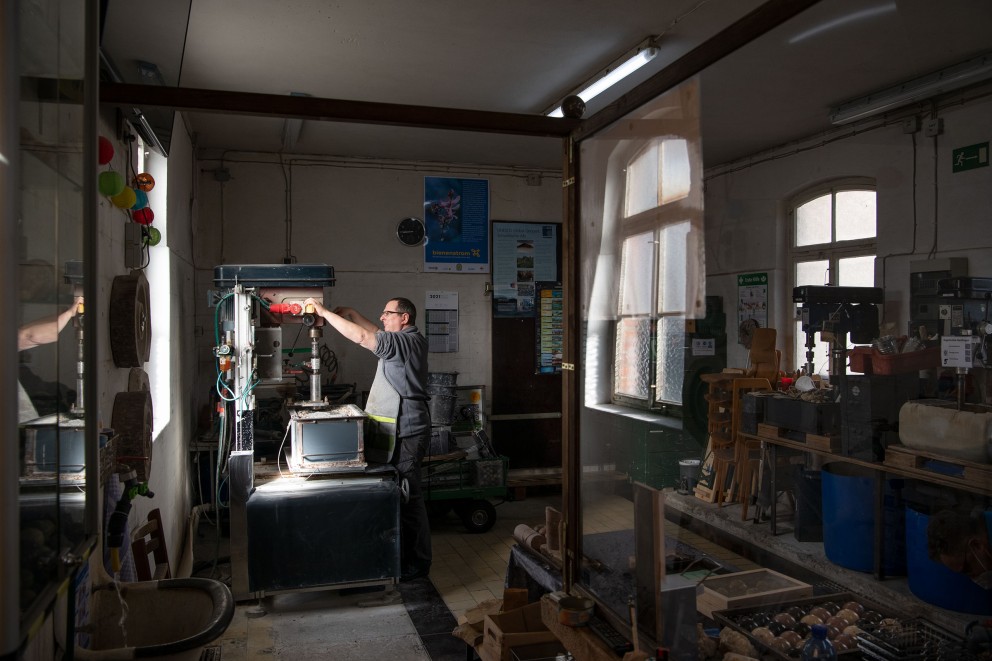 
			In der Werkstatt: Mit der Standbohrmaschine holt Stefan 20 Zentimeter lange Marmorsäulen aus dem Gestein.

		