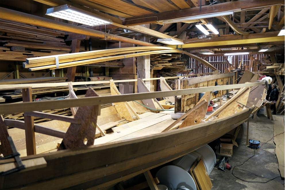 
			Stefan Sondermann baut ein Wikingerschiff, das sogenannte Gokstad Schiff, in einer Scheune in Bayern in verkleinerter Form nach historischen Vorlagen nach

		
