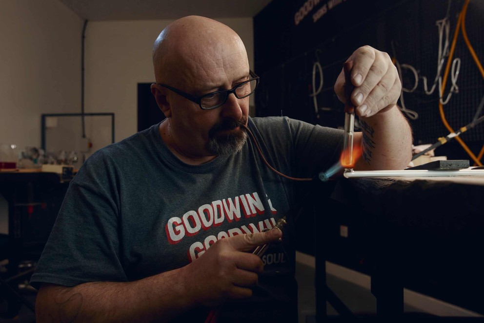 
			Feinarbeit mit Feuer: Neonlicht Hersteller Paul Charlton versiegelt das Glasrohr, bevor es mit Neongas befüllt wird.

		