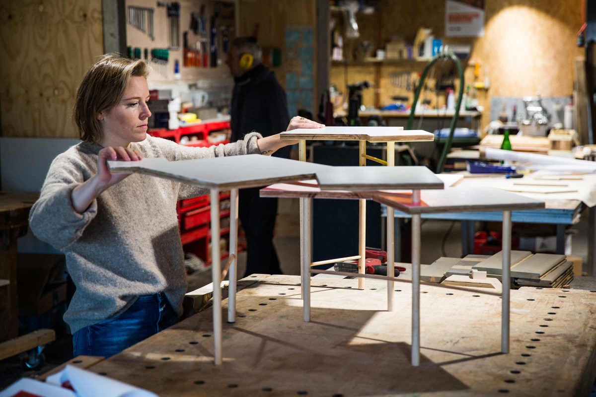 Autorin Catharina König begutachtet ihr erstes selbst gebautes Möbelstück. Den Utsuri Table aus der HORNBACH WERKSTÜCK Edition. Er steht auf der Werkbank einer Werkstatt in Hamburg. 