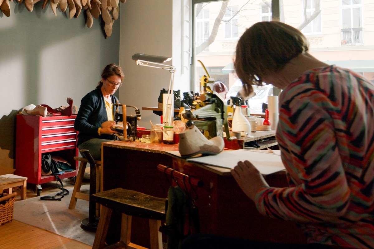 Kirstin Hennemann und Garbiele Braun arbeiten im Atelier ihrer Maßschuhmacherei in Berlin 