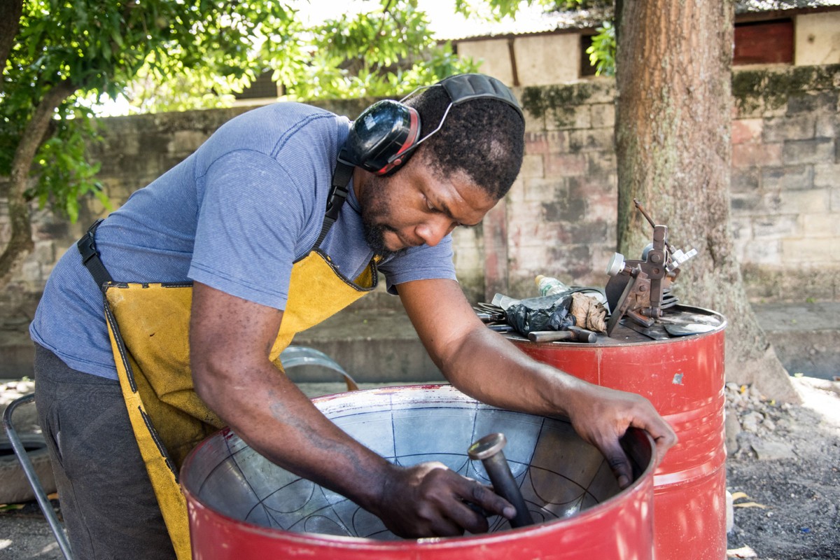 Oba Lewis fertigt aus einem alten Ölfass das Nationalinstrument des Karibikstaats Trinidad & Tobago die Steel Pan 