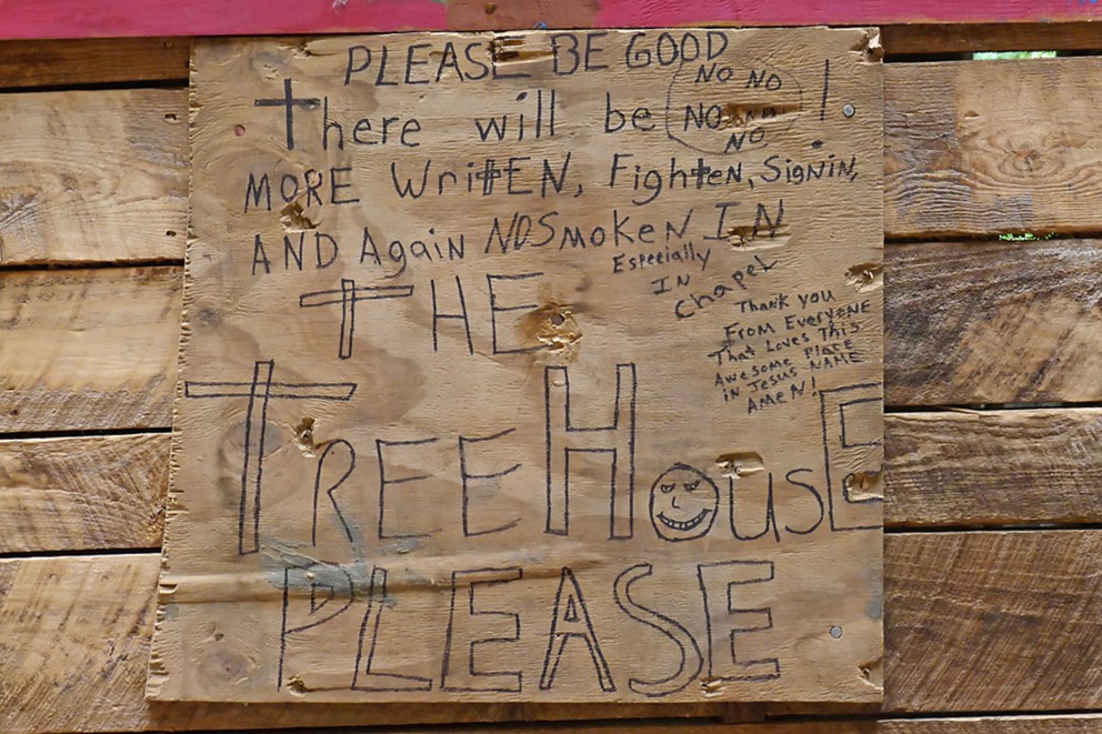 
			Die „Zehn Gebote“ von Horaces Baumhauses, das in Tennessee in den USA steht, wurden von Fremden in die Wand geschlagen

		