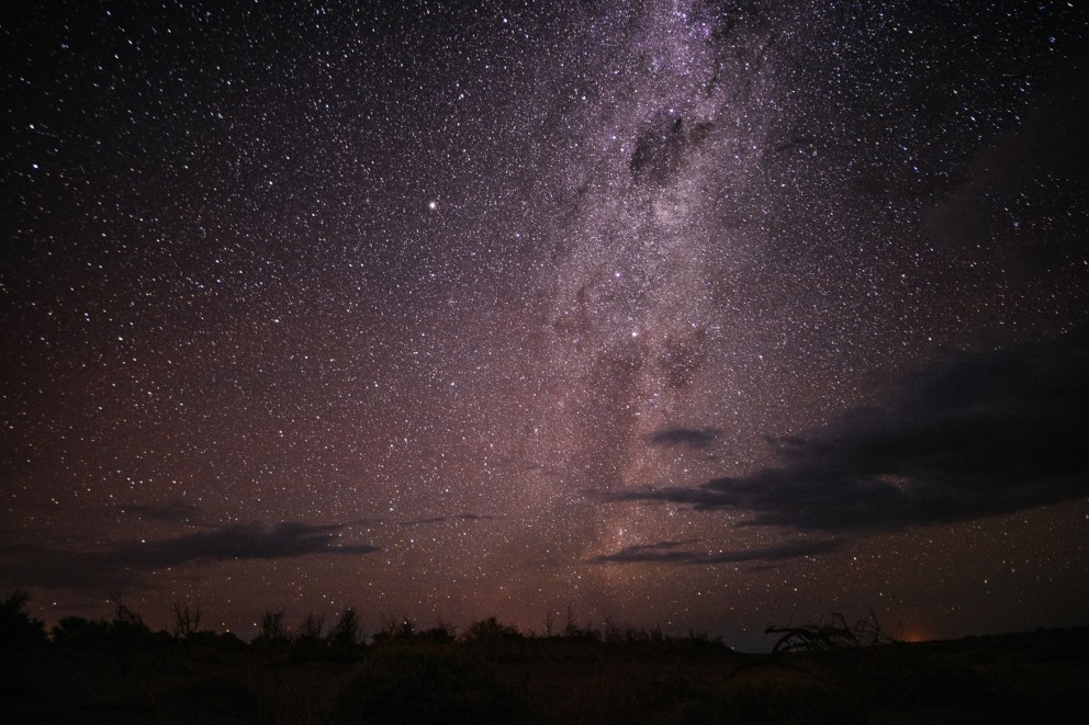 
			Die Atacama Wüste in Chile: Selten versperren Wolken hier den Blick auf den nächtlichen Himmel mit der Milchstraße

		