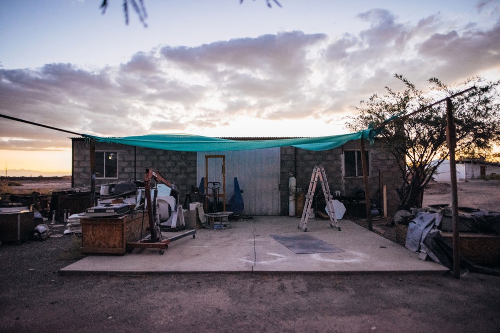 
			Alain Maurys Werkstatt hier von außen zu sehen befindet sich in der Atacama Wüste in Chile, einem der trockensten Orte der Welt

		